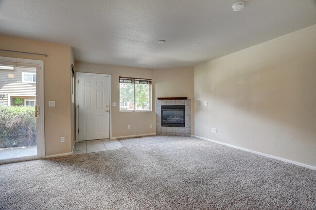 Building Photo - $1,795 - 2 bed/2.5 bath Townhome with new ...
