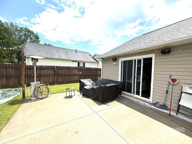 Building Photo - 856 Raindrops Rd