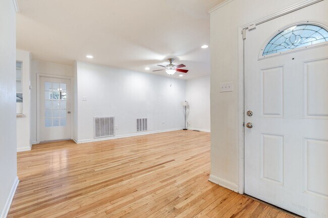 Building Photo - 3-BEDROOM HOME IN FANTASTIC ALAMO HEIGHTS ...