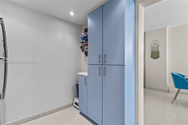 Building Photo - 1345 Lincoln Rd