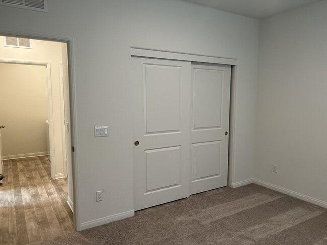 Building Photo - 4 Bedroom 2 Bath