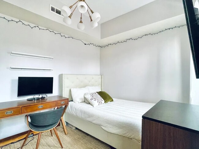 Building Photo - Furnished room/NOT APARTMENT