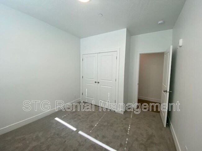 Building Photo - 5801 S Garnet Dr