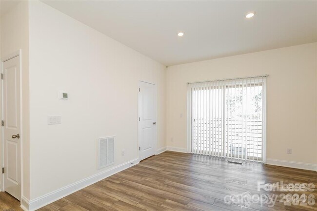 Building Photo - 1005 S Msn Ln