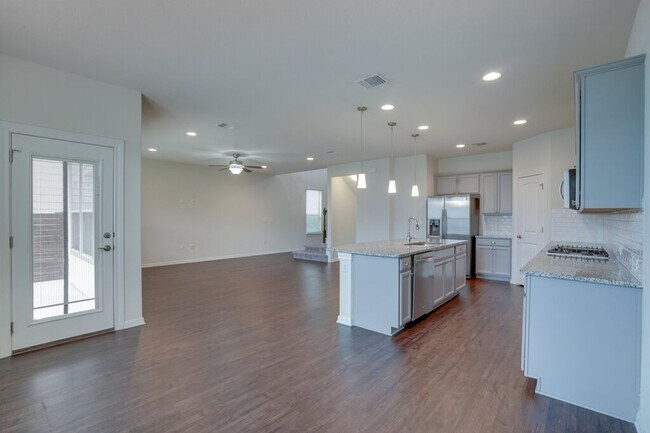 Building Photo - 14005 Hedera Dr