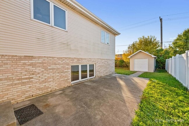 Building Photo - 8508 S Oketo Ave