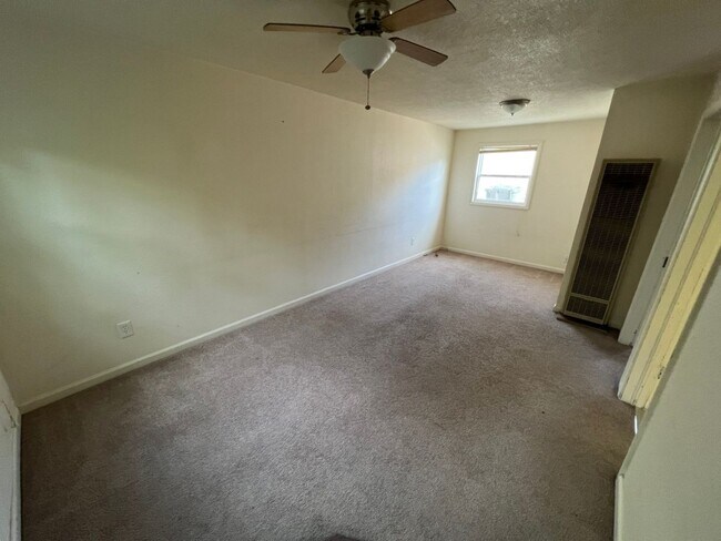 Building Photo - 102 E Park Ave