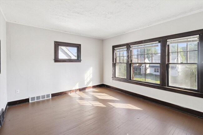 Building Photo - 1524 E 204th St