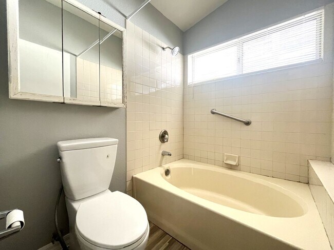 Building Photo - 3-Bedroom, 2-Bath House - Las Vegas, NV