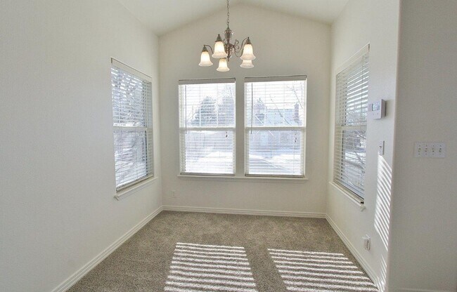 Building Photo - Quaint Cottage-Style Home in SE Boise