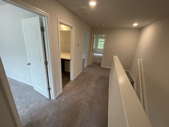 Building Photo - 3 Bedroom 2.5 Bath Town home