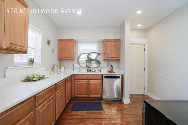 Building Photo - 420 W Lullwood Ave