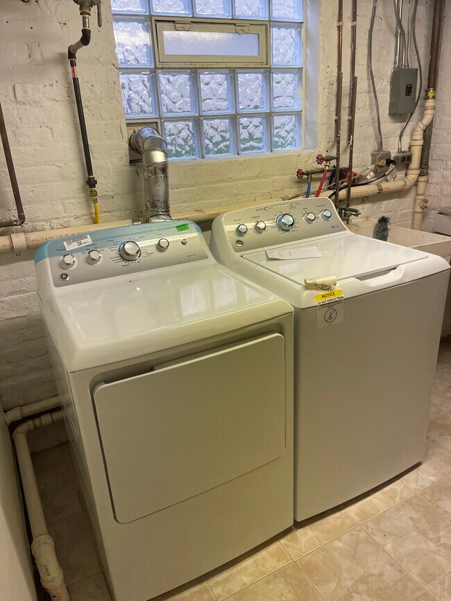 Building Photo - 1428 Fowler Ave