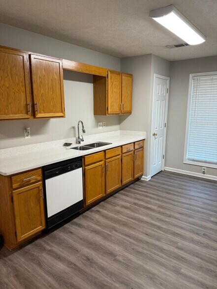 Building Photo - 141 E University Pky