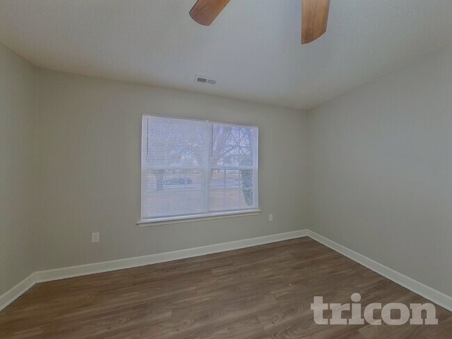 Building Photo - 919 Lakehill Rd