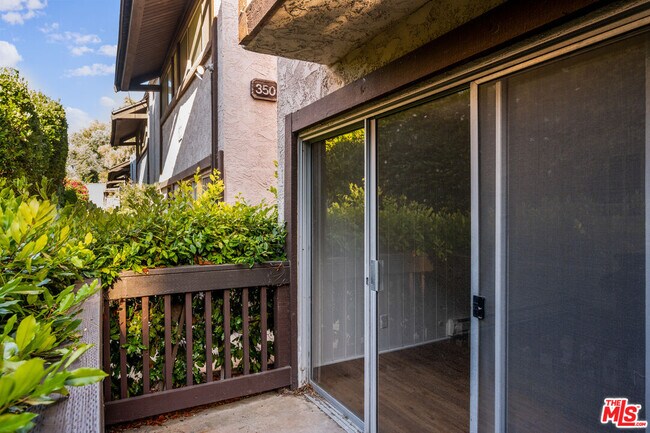 Building Photo - 348 Miraleste Dr