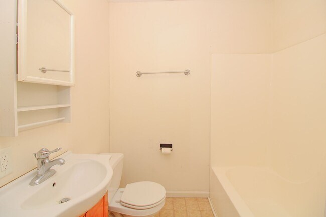 Building Photo - 1721 Cliff Dr