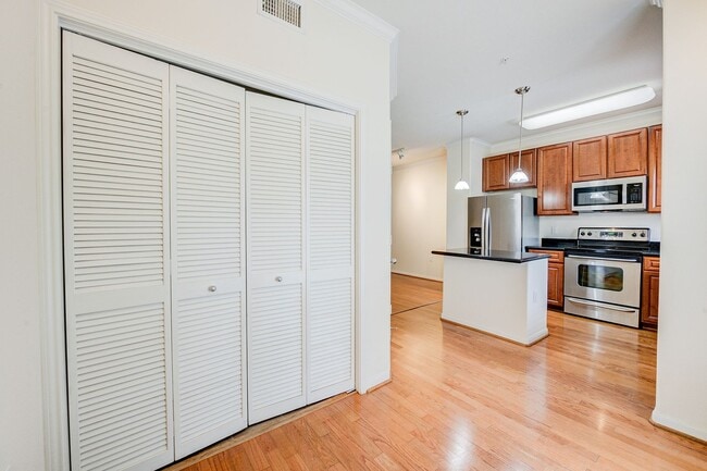 Building Photo - Home in a gated community with no back nei...