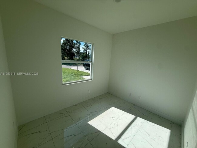 Building Photo - 1121 Florence St E