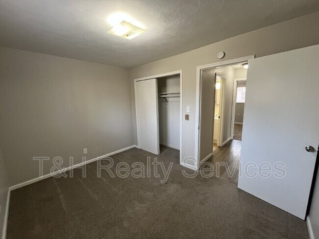 Building Photo - 5048 Hardegan St