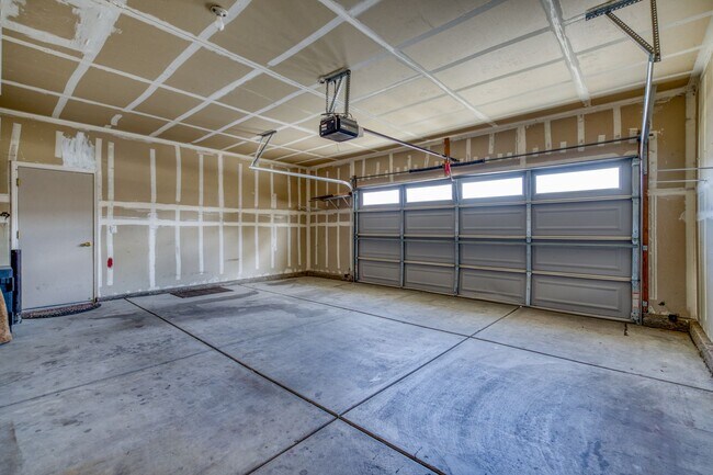 Building Photo - Inviting 3-Bed, 2-Bath Home in Gated Commu...