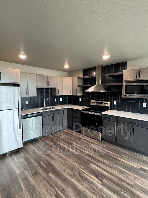 Building Photo - 226 E Greenfield Ln
