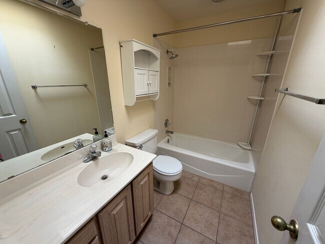 Building Photo - Spacious 3-Bedroom