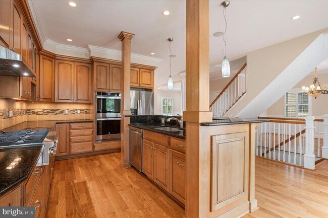 Building Photo - 5905 Lone Oak Dr