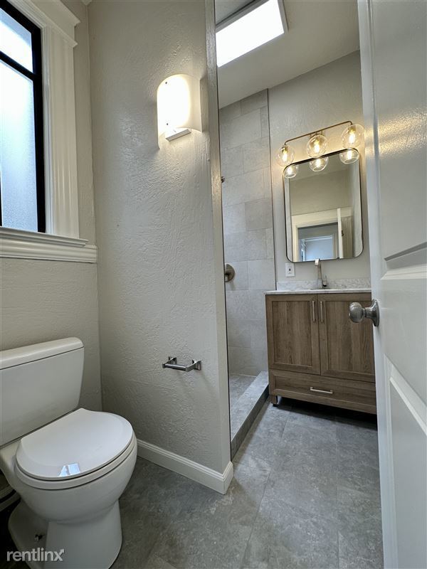 Building Photo - TOP FLOOR FLAT|SPACIOUS AND SUNNY|CALTRAIN...
