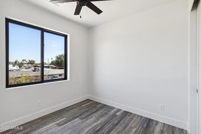 Building Photo - 902 W Hazelwood St