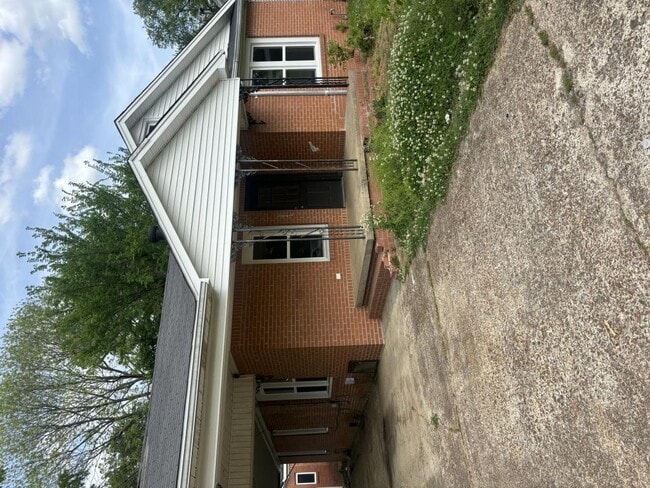 Building Photo - 3042 Cantrell St