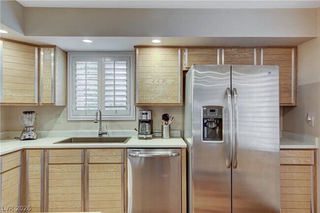 Building Photo - 3223 Pinehurst Dr
