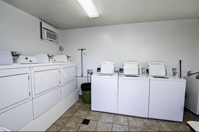 Building Photo - 600 Domenico Cir