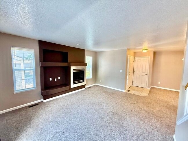 Building Photo - 3 Bedroom 2.5 Bath Townhome with 1 car gar...