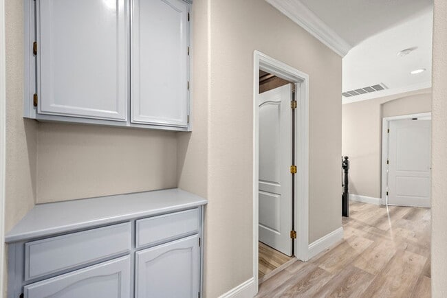 Building Photo - For rent: spacious and updated 5-bedroom, ...