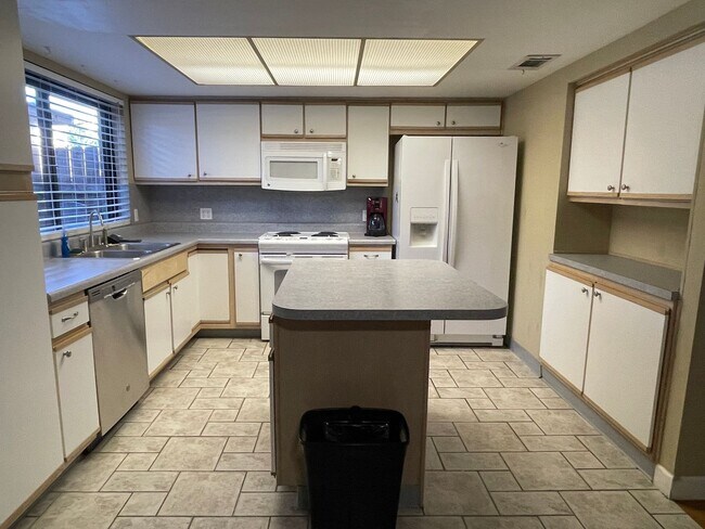 Building Photo - MOVE IN SPECIAL $250 OFF FIRST MONTH'S REN...