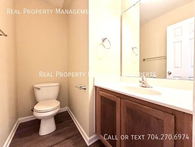 Building Photo - 4025 Oakwood Rd