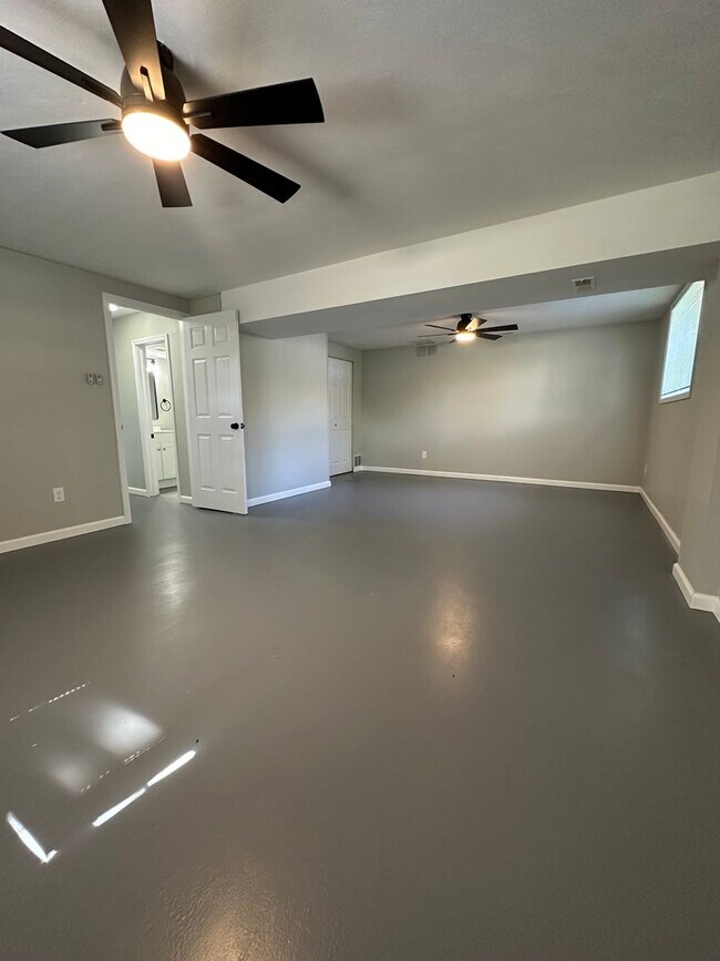 Building Photo - Four Bedroom Single Family Home