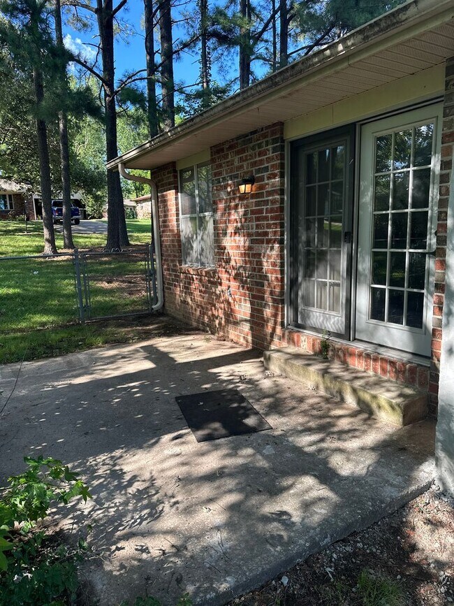 Building Photo - Available Now!  3-Bedroom, 2-Bathroom Spri...