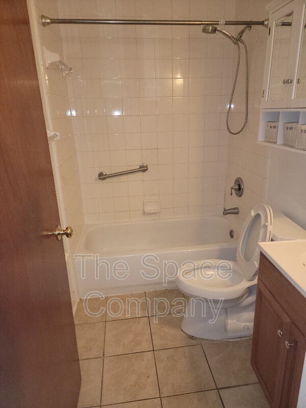 Building Photo - 995 King St