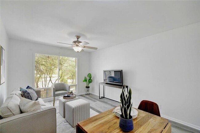 Building Photo - 5320 Balcones Dr