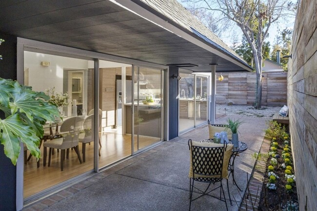 Building Photo - Bright and Airy Sunnyvale Home with Updated Bathrooms and Private Yard