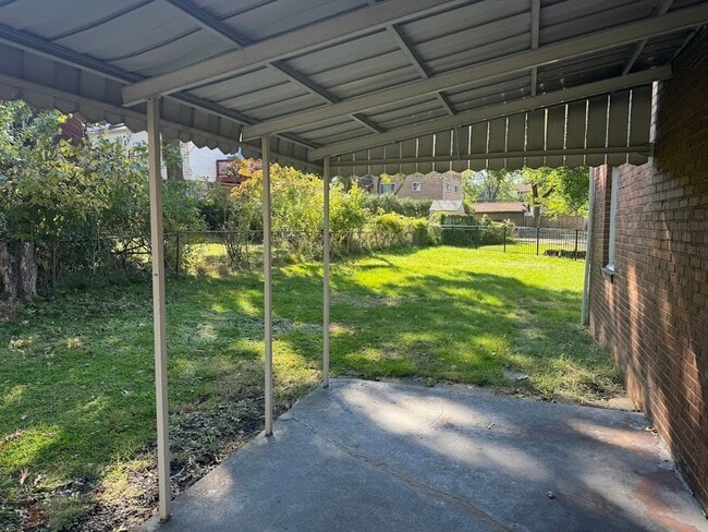 Building Photo - Completely Updated, Open , Quiet House in Oakmont!