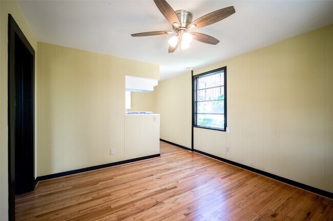 Building Photo - 811 Sul Ross St