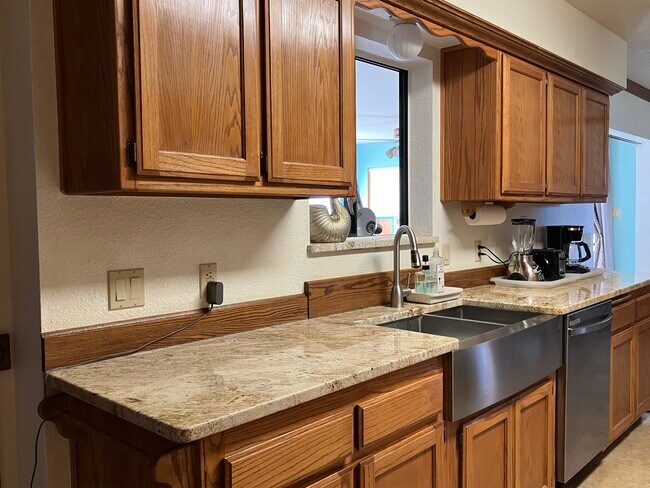 Kitchen - 308 Hawthorne Dr