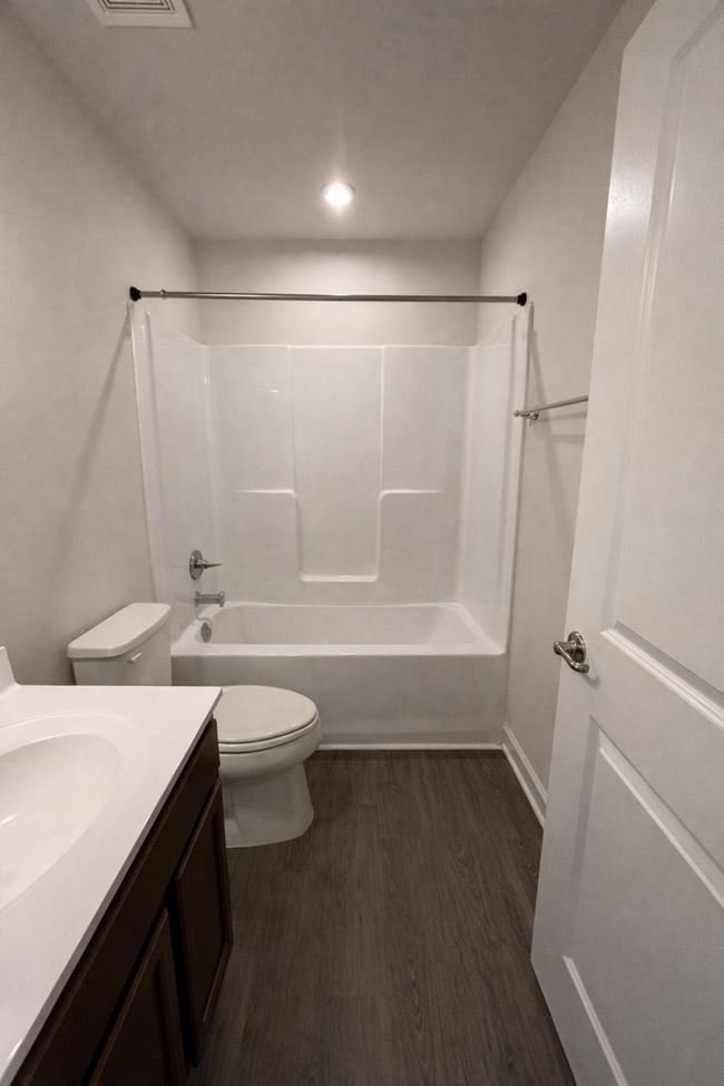 Building Photo - Move-in ready Townhome!