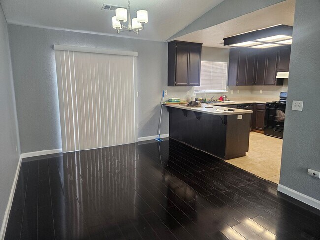 Building Photo - Beautiful Kerman Home!