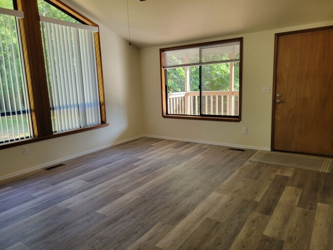Building Photo - Cozy 2 bedroom Cottage on Acreage in Port ...