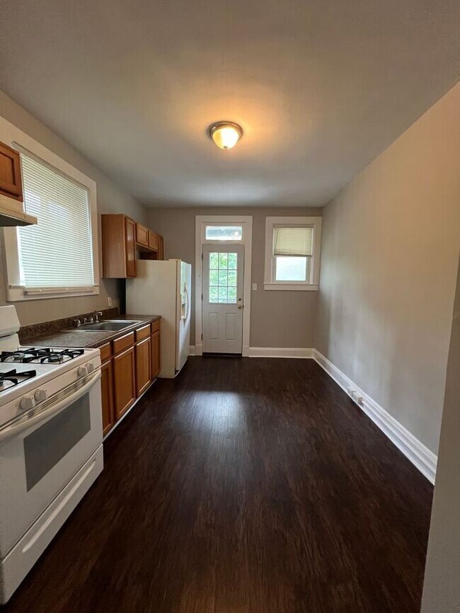 Building Photo - 3 Bedroom 1.5 Bathroom Townhome