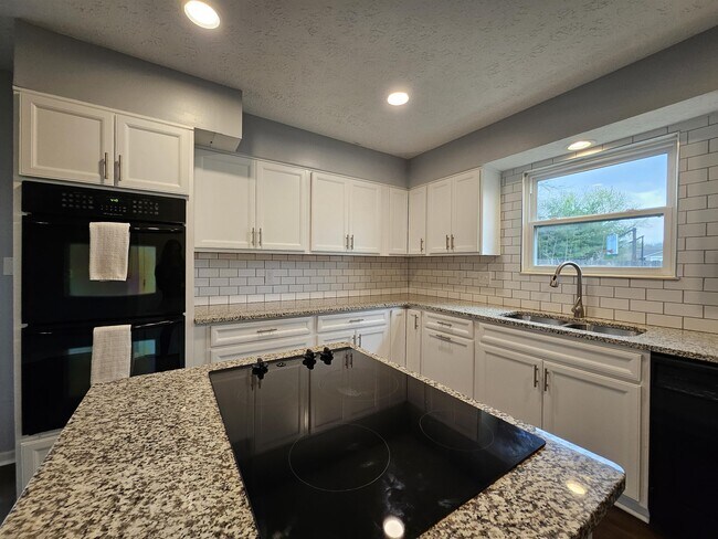 Building Photo - 7645 Bayridge Dr